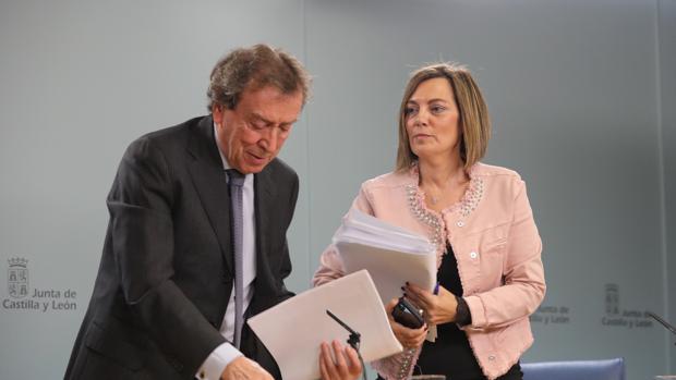 Los consejeros De Santiago-Juárez y Milagros Marcos, en la rueda de prensa posterior al Consejo de Gobierno