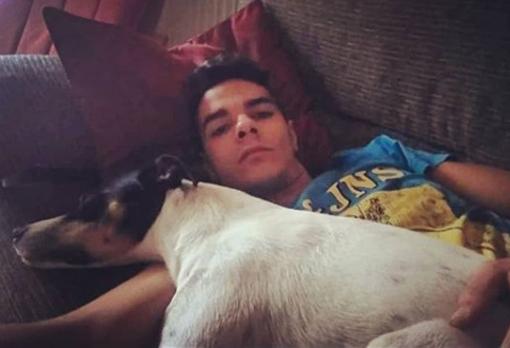 Alberto, junto a su perro «Koke»