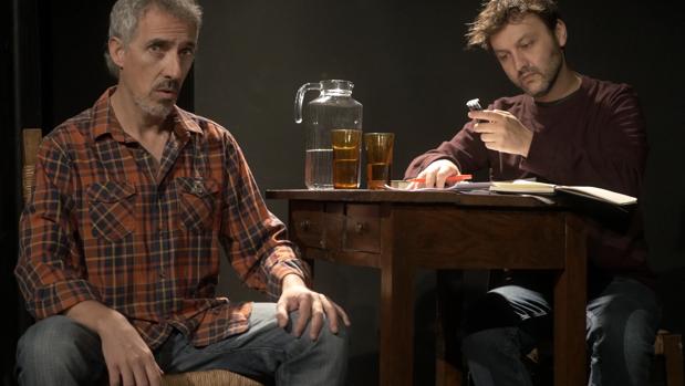 Los actores Jorge Cabrera (Iñaki Rekarte) y Nacho Hevia (Jordi Évole), en un momento de la obra