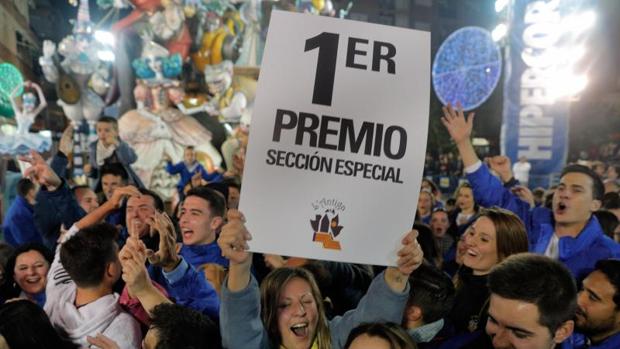 La comisión de L'Antiga de Campanar, celebrando su triunfo