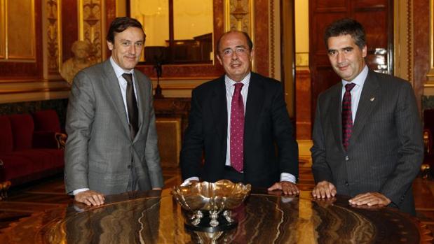 Ignacio Gil Lázaro, entre los también diputados populares Rafael Hernando e Ignacio Cosido