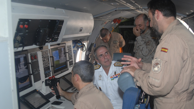 El vicealmirante Fernando Gómez durante su mando en la Operación Atalanta