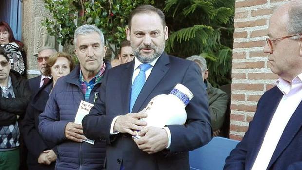 Ábalos recibe un homenaje en Guisando (Ávila)