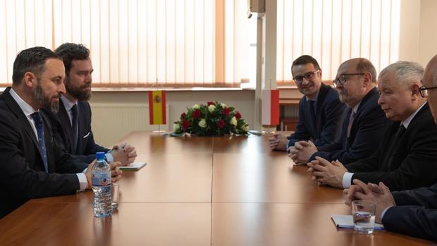 El líder de Vox, Santiago Abascal, en su encuentro con el líder de Ley y Justicia, Jaroslaw Kaczynski, ayer en Varsovia