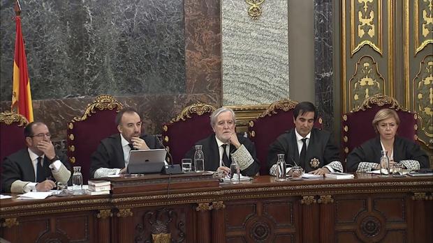 El presidente del tribunal, Manuel Marchena (2i); y los jueces; Juan Ramón Verdugo (3i) , Antonio del Moral (2d), Ana María Ferrer (d), Andrés Martínez Arrieta (i), durante el juicio del «procés»