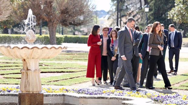 Don Felipe y Doña Letizia, en los jardines del Palacio de El Pardo, con los científicos españoles