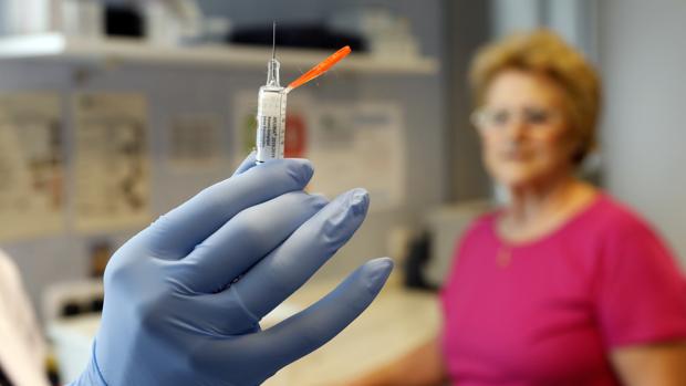 Un profesional sanitario prepara una vacunación frente a la gripe