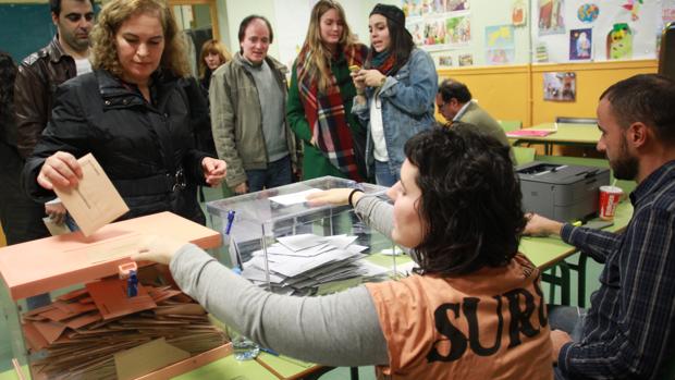 Ciudadanos votando en la mesa electoral durante las pasadas elecciones