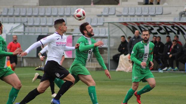 Pablo Aguilera, de blanco y negro, persigue un balón