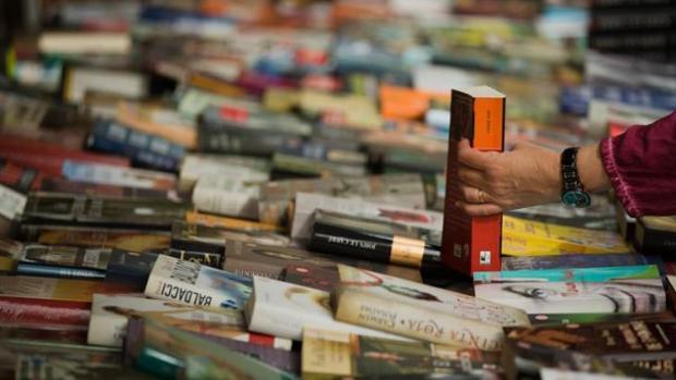 Un hombre comprando libros durante la diada de Sant Jordi