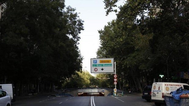 La entrada al parking de la plaza de Olavide, desde Trafalgar