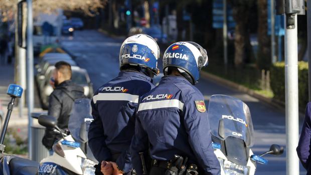 Imagen de archivo de dos agentes de la Policía Nacional en Alicante
