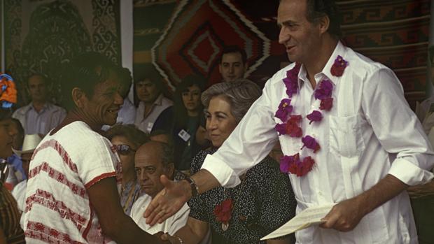 Los Reyes Don Juan Carlos y Doña Sofía en enero de 1990 en Oaxaca (México) , donde se reunieron con los representantes de los indígenas