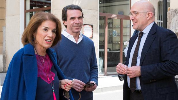 Aznar, junto a su mujer, este martes en Valladolid con el presidente de la Diputación , Jesús Julio Carnero