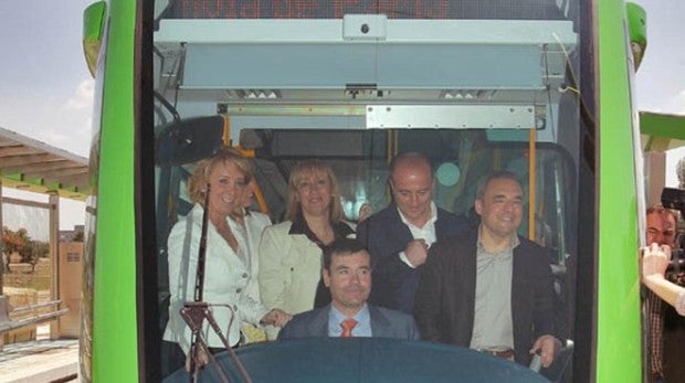 Tomás Gómez (sentado) en la presentación del tranvía de Parla