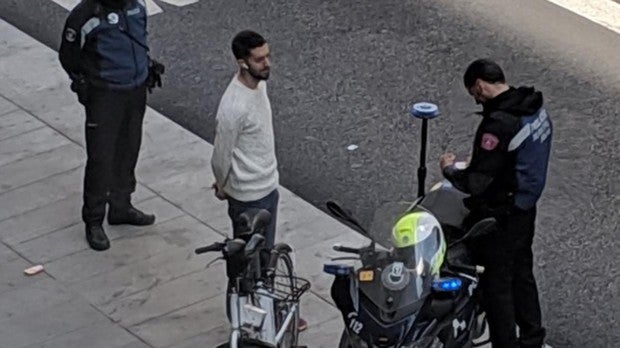 David Broncano, al ser parado por la Policía en la Gran Vía