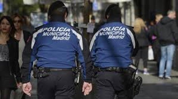 Dos policías municipales de patrulla