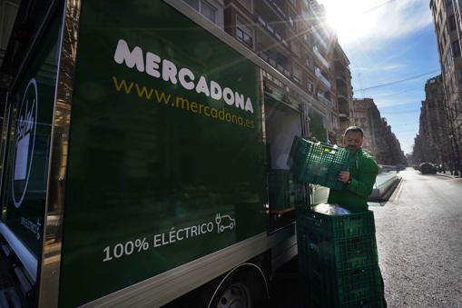 Imagen de una furgoneta de reparto de Mercadona