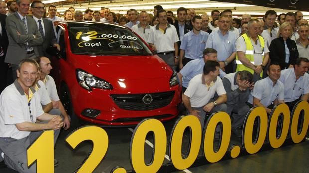 Foto de familia en la fábrica de Opel de Figueruelas cuando salió de sus líneas de montaje el Corsa número 12 millones, a mediados del año 2015