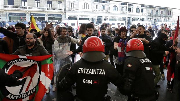 Entrentamientos entre concentrados contra el mitin de Vox en San Sebastián y simpatizantes del partido 13 de abril, San Sebastián