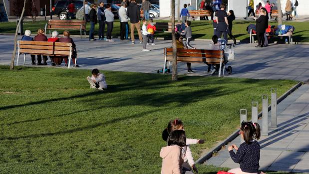 Niños y mayores en un parque en Arroyo de la Encomienda, en Valladolid