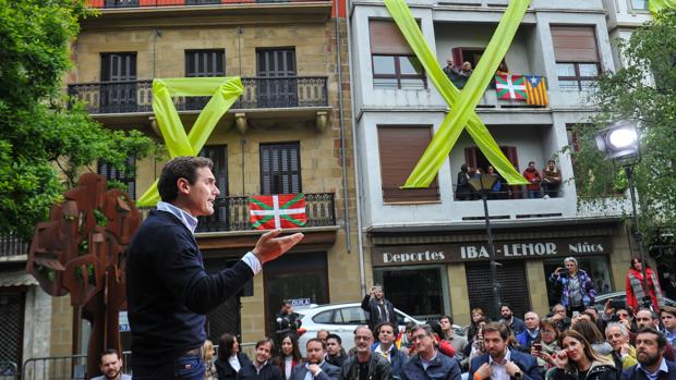 El líder Cs, Albert Rivera, durante su mitin en la localidad de Rentería