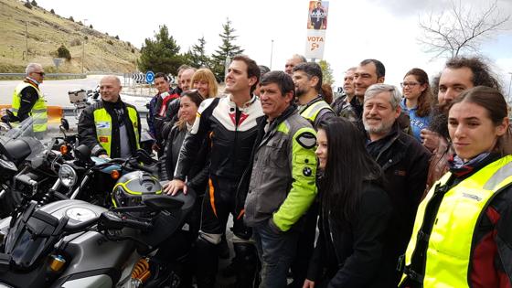 Albert Rivera, con asociaciones de moteros tras visitar el Puerto de la Cruz Verde