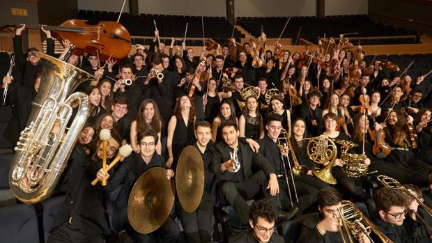 Los músicos de la Orquesta Joven posan en el patio de butacas del Palacio de la Ópera
