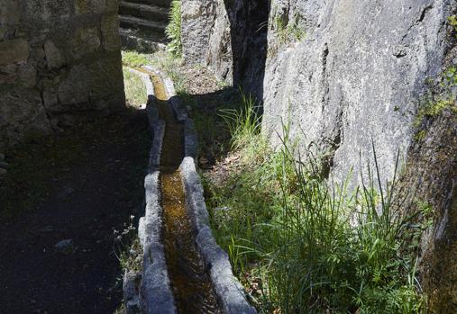 Uno de los canales que conecta el monasterio con los manantiales