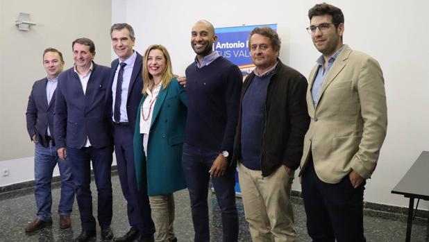El alcalde de Guadalajara, Antonio Román (tercero por la izquierda), con parte de la candidatura del PP al Ayuntamiento de Guadalajara