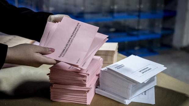 Imagen de los sobres de la candidaturas tomada en el almacén electoral de Valencia