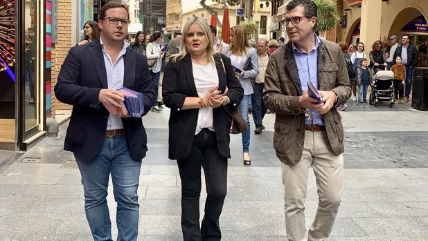 Mari Mar Blanco, junto a Agustín Almodóbar y Manuel Pérez Fenoll, este jueves en Benidorm