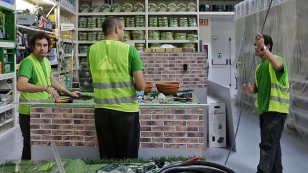 Empleados de la marca francesa en una de sus tiendas españolas