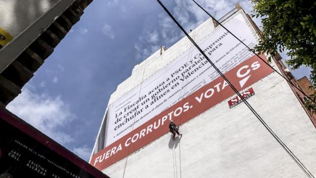 La lona gigante que tendrá que retirar Ciudadanos en Valencia