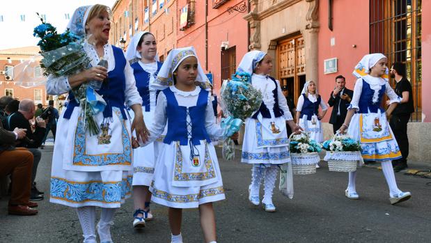 Participantes vestidas de talaveranas, durante el desfile
