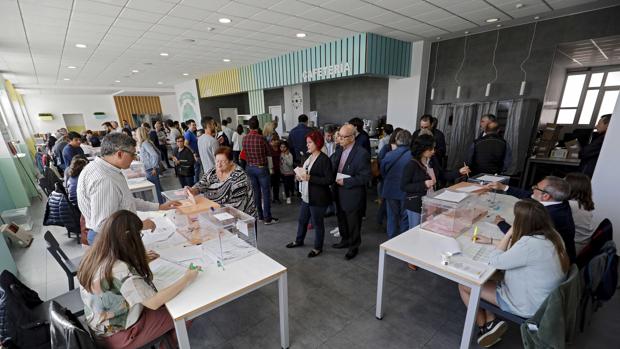 Ambiente en un colegio electoral este domingo