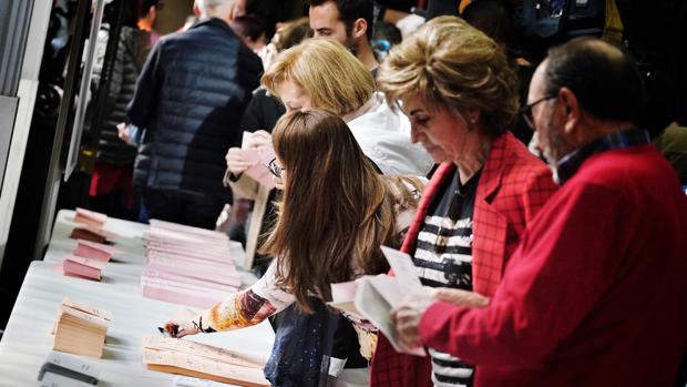 Imagen de la jornada de votación en un colegio electoral de Valencia este domingo, 28 de abril