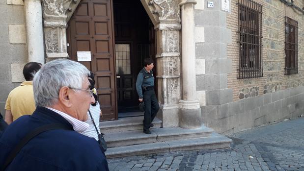 Domingo, de espaldas, delante de la puerta de la Audiencia Provincial de Toledo este martes