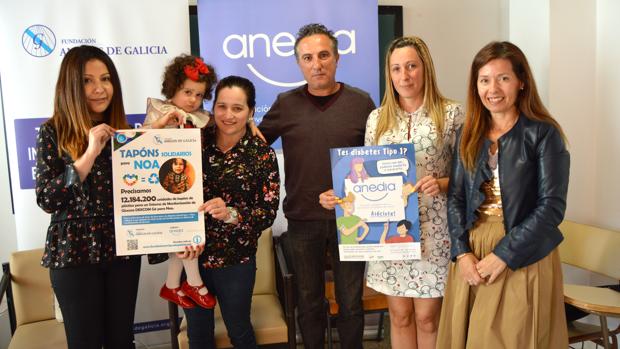 Noelia Romero, trabajadora social de la Fundación Amigos de Galicia, a la izquierda, con Noa y sus padres y representantes de Anedia