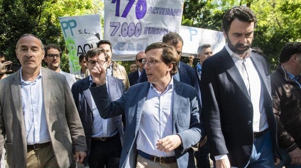 El portavoz del PP en el Ayuntamiento, José Luis Martínez Almeida, respondiendo a los okupas de La Ingobernable