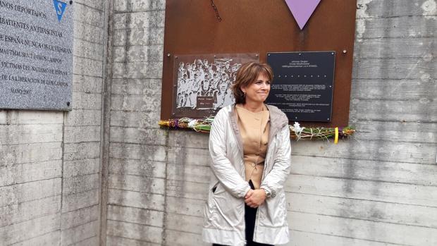 Dolores Delgado, ayer, durante su visita a un antiguo campo de concentración