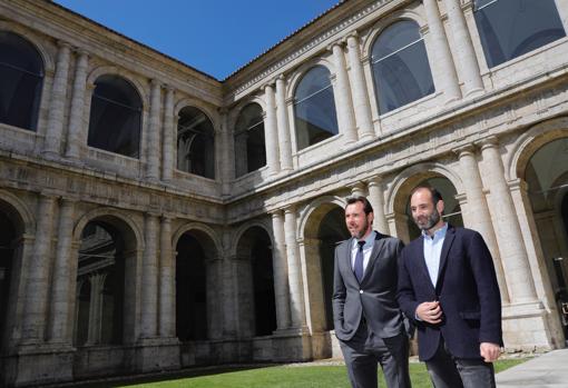 Javier Hontoria, junto al alcalde de Valladolid, Óscar Puente, en uno de los claustros del Museo Patio Herreriano