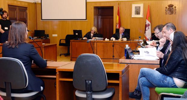 Una de las agentes presta declaración con la madre de la pequeña (a la derecha) junto a su abogado