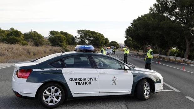 Patrulla de la Guardia Civil de Tráfico en una carretera ailcantina