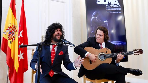 Rancapino Chico y Paco León, ayer, en la Real Casa de Correos