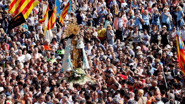 La imagen de la Virgen, durante el traslado