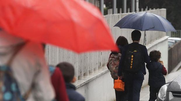 Varios menores a la salida de un colegio gallego
