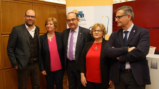 Miembros de la SEMG, acompañados por el alcalde Martiño Noriega, durante la presentación del congreso