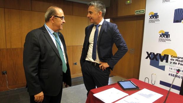 Fernánez-Pro Ledesma, presidente de la SEMG, y Carlos Mateos, coordinador de #SaludSinBulos, durante la presentación de la guía en el marco del XXVI Congreso Nacional de la SEMG que se celebra en Santiago