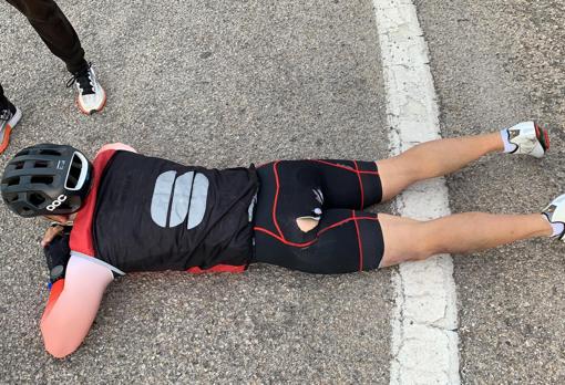 Imagen tomada tras el atropello del ciclista en una carretera de la comarca de la Ribera Alta este sábado